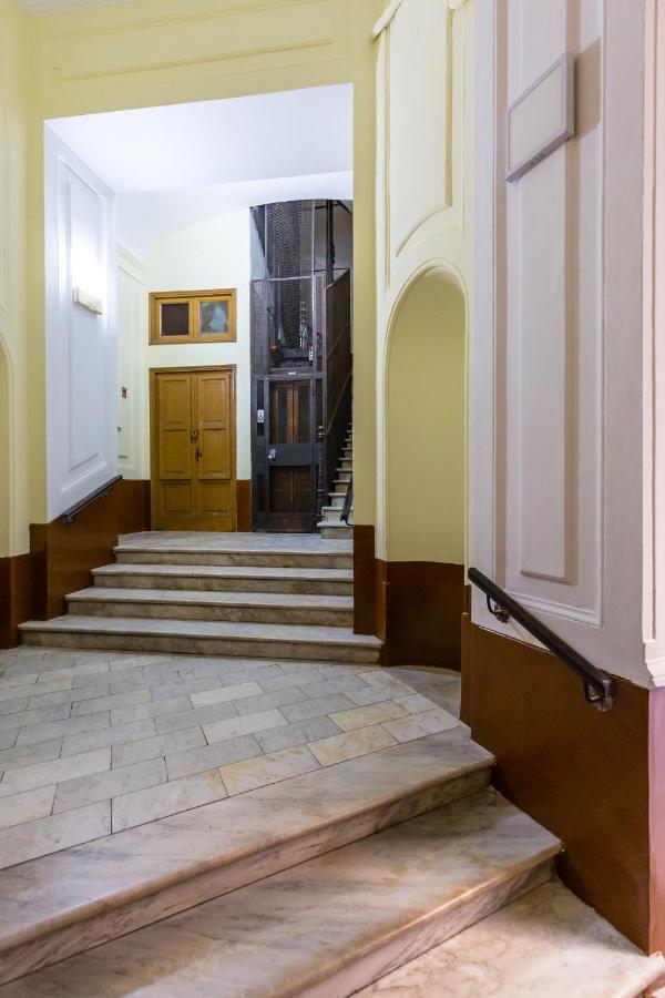 Rettifilo Family Apartment By Wonderful Italy Napoli Bagian luar foto