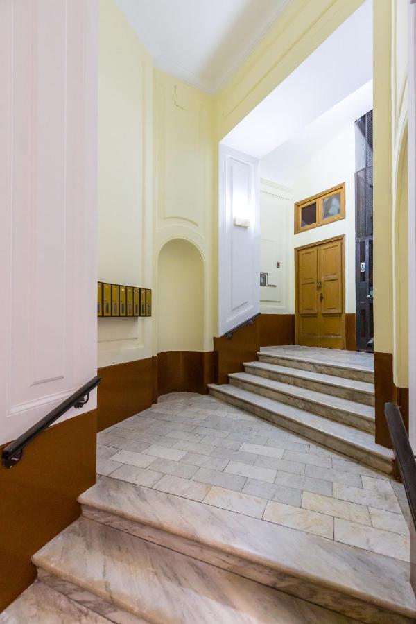 Rettifilo Family Apartment By Wonderful Italy Napoli Bagian luar foto