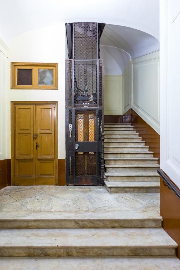 Rettifilo Family Apartment By Wonderful Italy Napoli Bagian luar foto